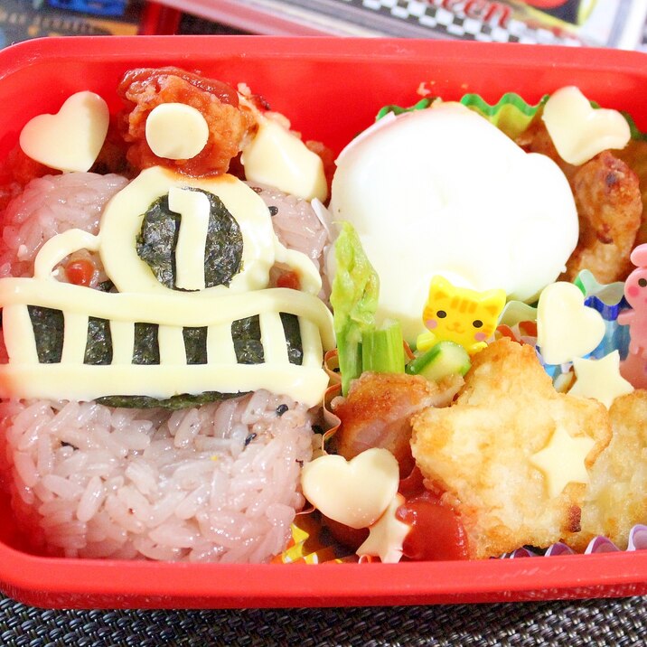 長男の幼稚園弁当★赤飯でトッキュウジャーキャラ弁♪